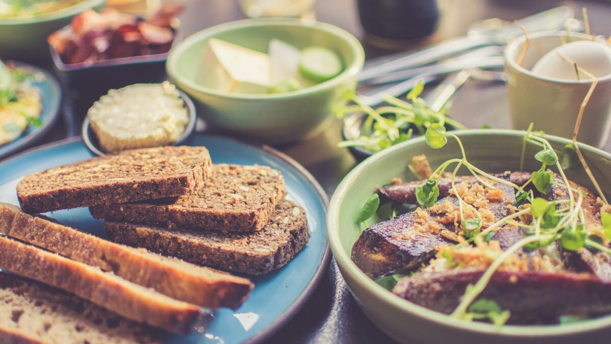 sliced breads on blue plate